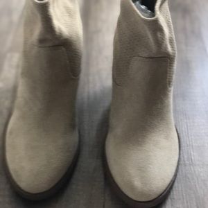 Ivanka Trump creme suede boots sz 8 1/2, new, never worn